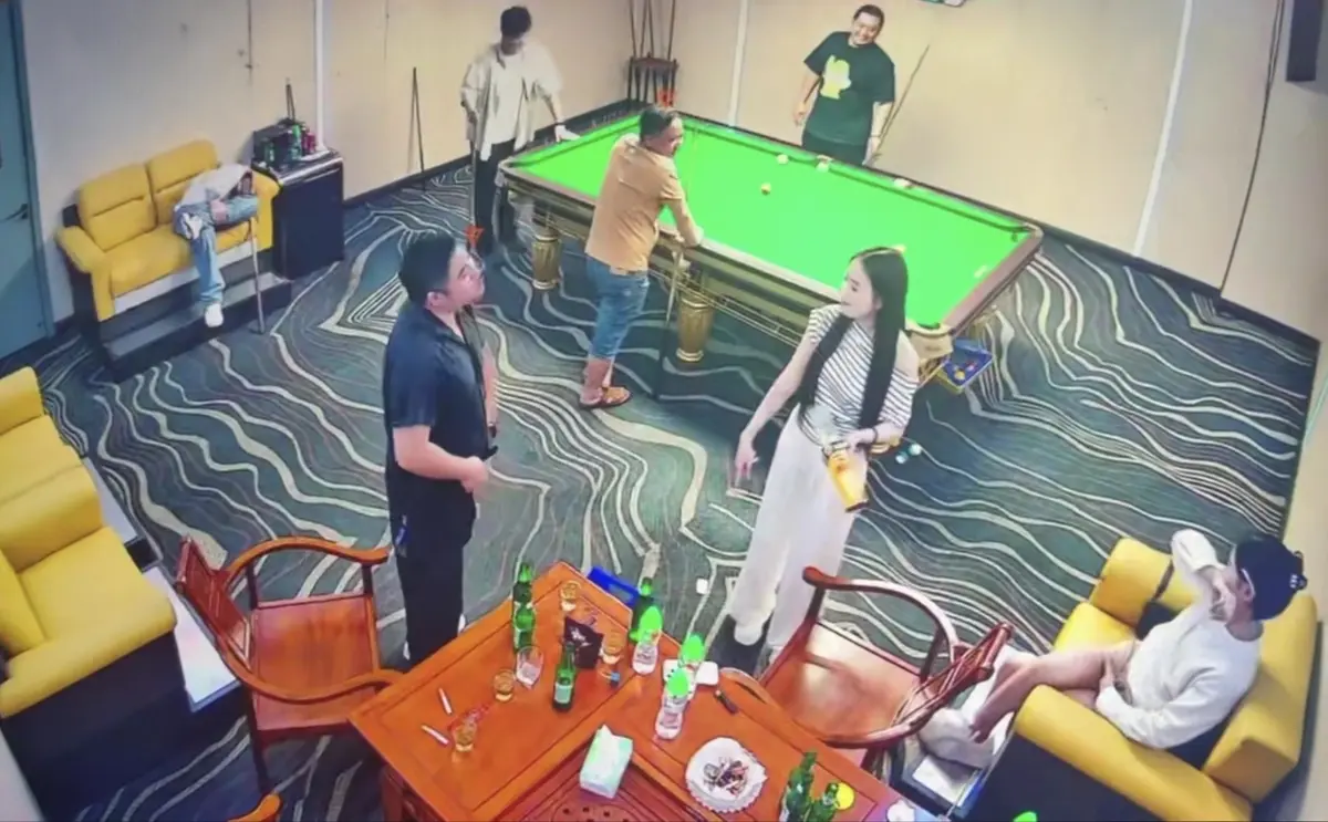免费看《海口台球厅2V5》男女对战现场 - 带助教视角 - 1080P高清完整版视频