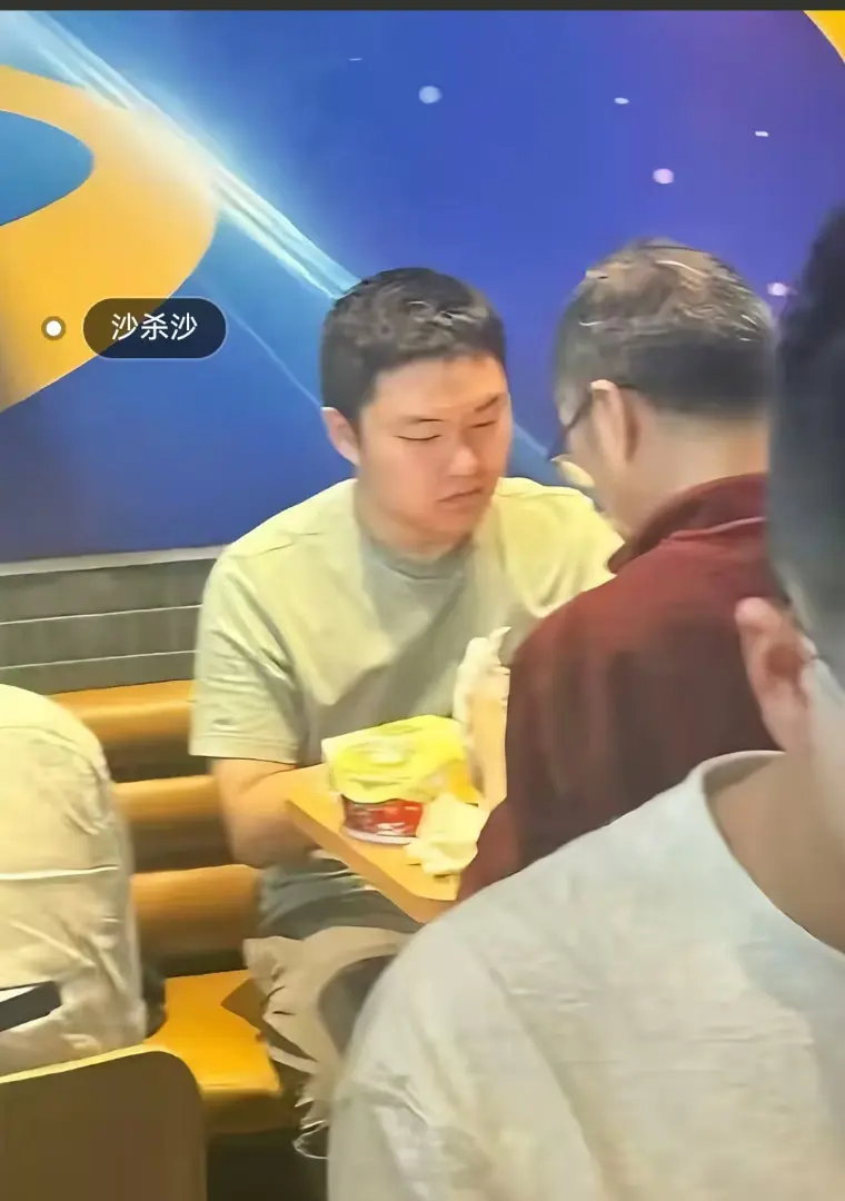 免费获取《上海第二工业大学沙哥》砸门视频完整版，沙哥本人回应来了，老师请沙哥吃汉堡哥视频别错过！