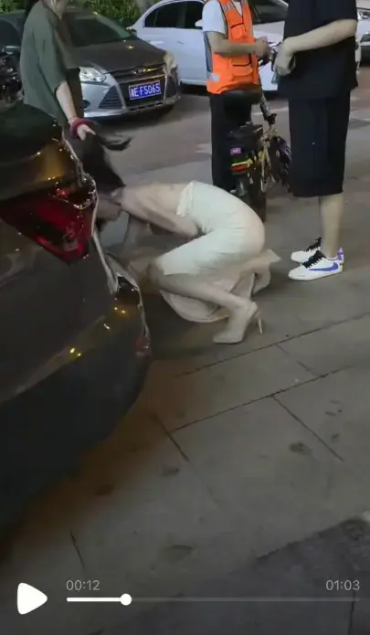 全程高能！《白裙女子被抓头发跳河》原配街头冲突事件深度真相梳理，《白裙女子被抓头发跳河》意外完整还原