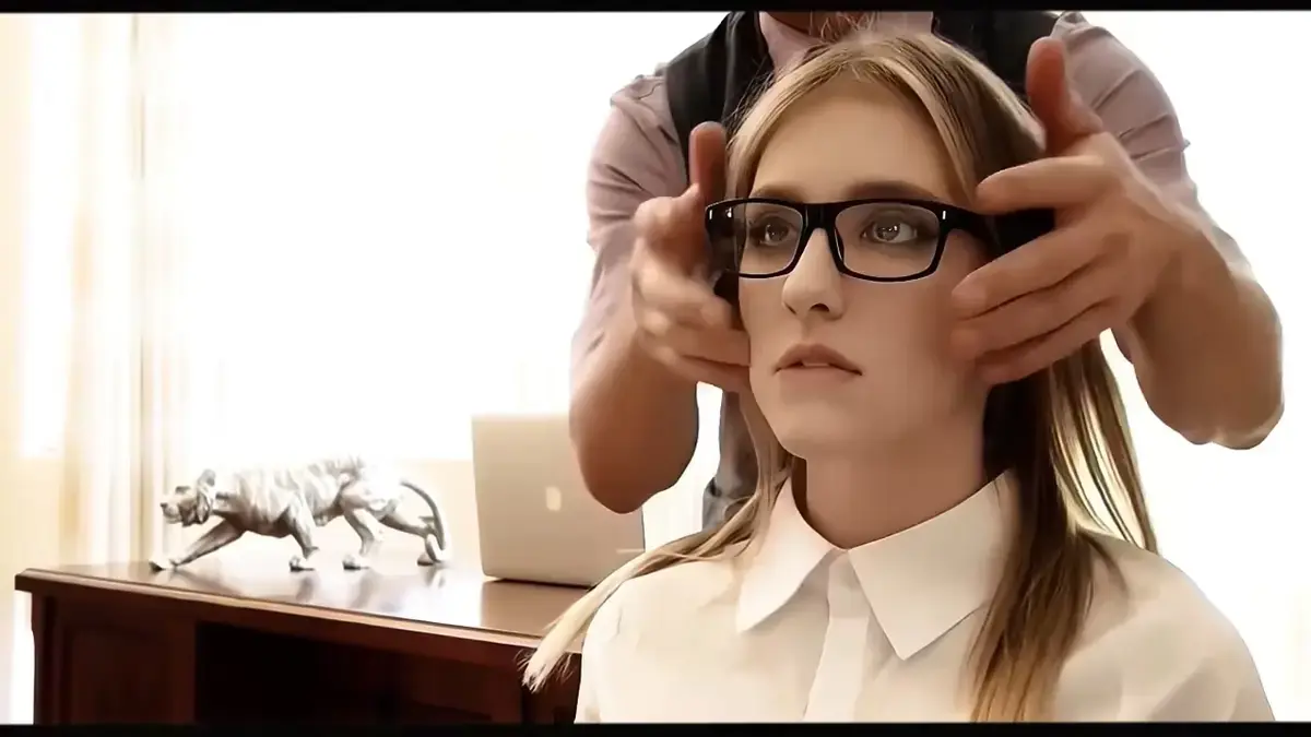 免费在线观看法国电影《女：麦乐迪》-《女：麦乐迪》爱情剧情片4K超高清播放-黑袍红唇打造独特气场