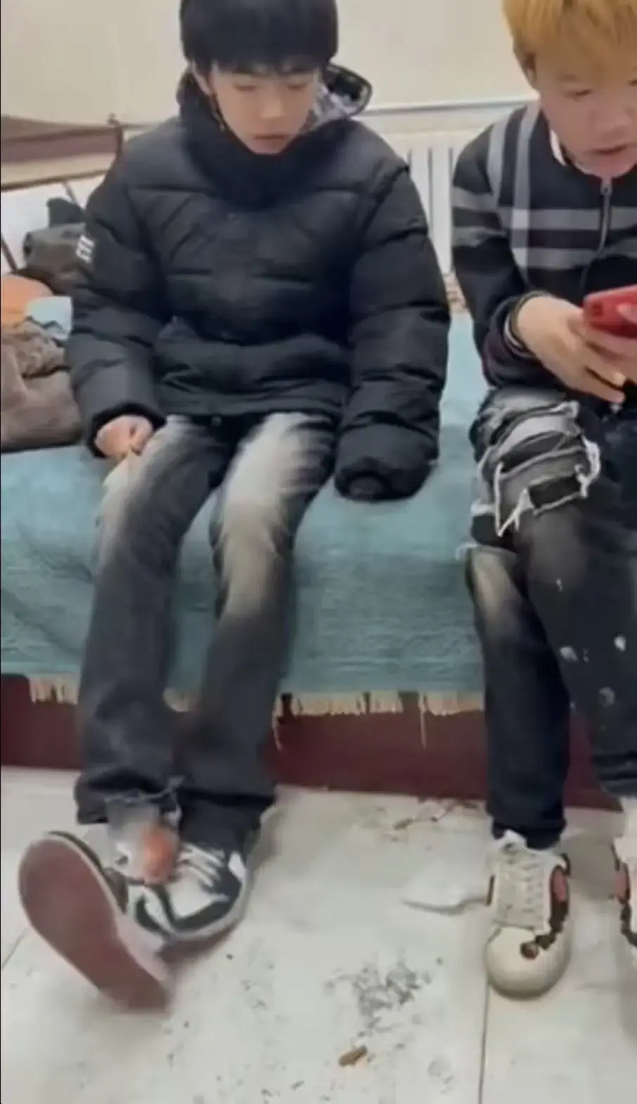 《抖音热搜实拍回放 校园轻奢男孩两个男孩轻奢小子 热门瓜料 原视频完整回放 免费在线观看轻奢二人组事件来龙去脉全过程未删减4K在线观看免费播放完整版轻奢小哥两个男生轻奢二人组事件完整记录视频》