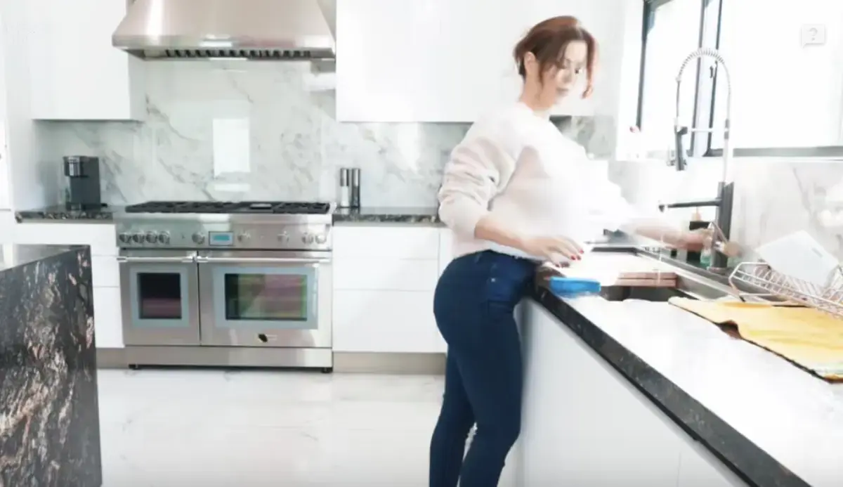 《Alexis Fawx》相关资源图片