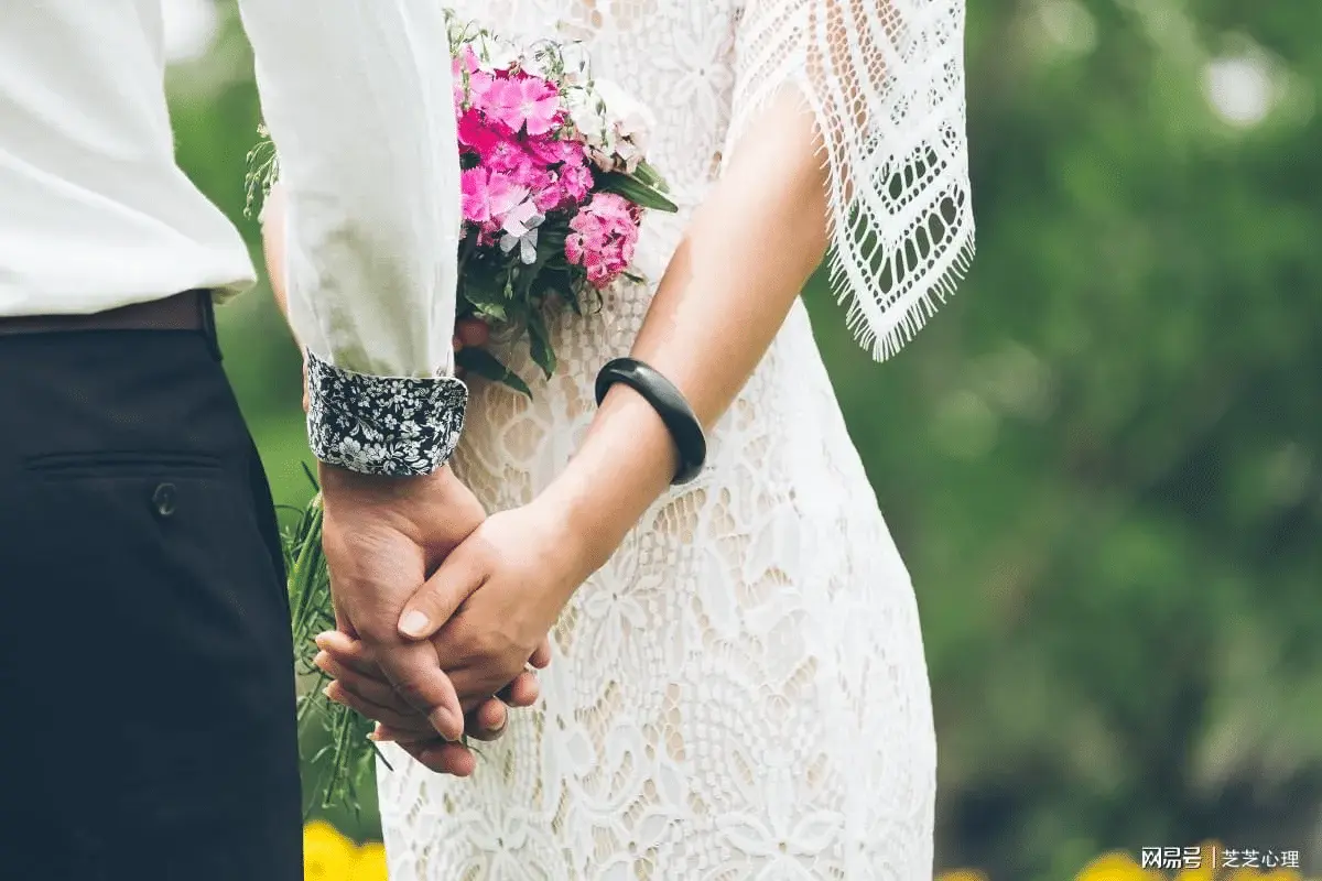 《婚婚逢她》2025短剧全30集-高清无删减完整版在线看-全集剧情介绍-免费网盘资源分享