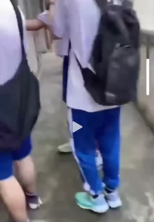 《大昌市第七中学鬼敲门》在走廊处的惊悚呈现，免费在线畅享，大昌市第七中学鬼敲门全片4K超高清无删减播放