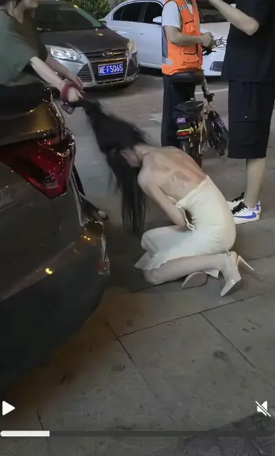 聚焦《白裙女子被抓头发跳河》，小三疑云引发关注，湘E车牌线索追踪，《白裙女子被抓头发跳河》完整视频高清播放！