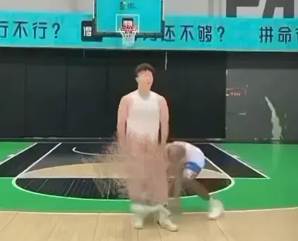 抖音热门《牛教练的裤子》免费看，黑哥偷袭牛教练裤子甩两圈-完整版视频无删减 在线观看