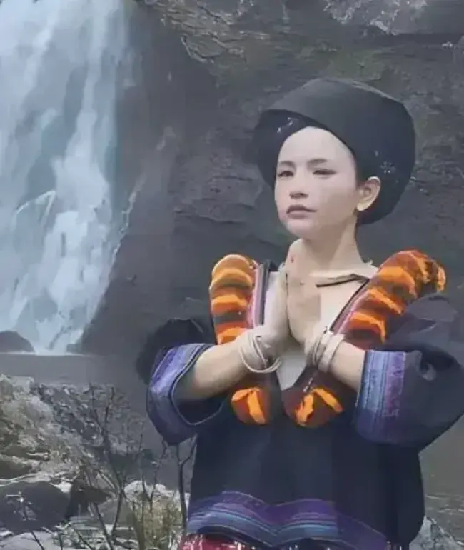 《苗族瀑布女孩》高清未删减全集免费在线看，樱花动漫、VS影院均可畅享，还有网盘免费分享！