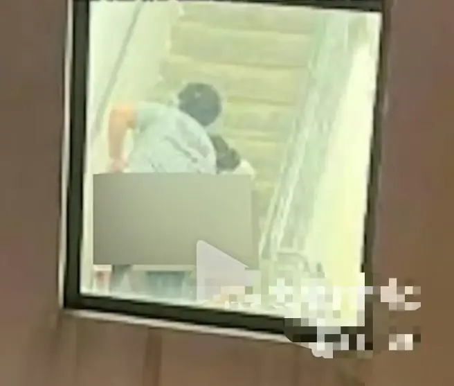 《香港情侣楼梯事件》楼梯间事件未删减 - 元朗名场面原声高清在线看 - 《香港情侣楼梯事件》1080P超清资源分享