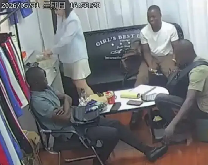 想看《三个黑人买衣服》？这里有美女老板娘和服装店监控的精彩片段，2026热门资源免费在线畅看！